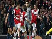 Flamini và Oezil "xô xát" ngay trên sân