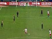 Cú sút phạt không tưởng từ gần giữa sân làm tung lưới Dortmund