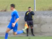 Trọng tài nghe điện thoại trong trận