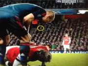 Dư âm thất bại của Arsenal: Szczesny lăng mạ trọng tài, Robben giở trò bẩn thỉu với Sagna?