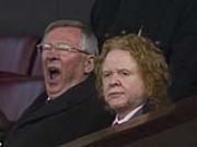 Sir Alex chán đời, ngáp ngắn ngáp dài xem MU thi đấu