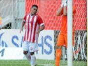 Cầu thủ "nhất quyết" đá phản lưới nhà