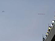 Biểu ngữ đòi sa thải Moyes bay trên bầu trời Old Trafford