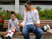 Các sao của Man Utd cho con trai tập luyện ở Man City