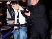 Bendtner say rượu giở trò hiếp tài xế