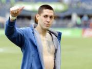 Dempsey bị treo giò vì vỗ chỗ kín của đối thủ