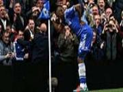 Eto'o ăn mừng bàn thắng kiểu "ông già chống gậy"