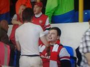 Rosicky tặng áo cho CĐV khuyết tật