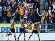 Meyler chế nhạo HLV Pardew bằng cách tự húc đầu vào... cột cờ