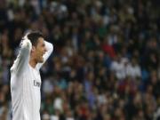 Ronaldo trượt “vỏ chuối” khôi hài