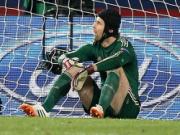 Đón Courtois, Chelsea tính đẩy Cech sang PSG