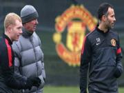 Sir Alex "cầm tay chỉ việc" học trò kế tục Ryan Giggs trên sân tập