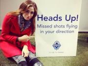 Cầu thủ chơi ác, "tương" bóng thẳng đầu người đẹp