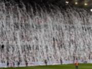 Trận đấu bị hoãn bởi cơn mưa giấy vệ sinh