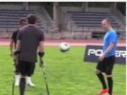 Anh chàng khuyết tật trổ tài tâng bóng với Iniesta