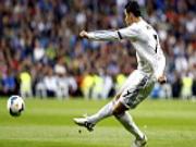 Nghệ thuật sút bóng của Ronaldo: Có thể ghi bàn từ… quầy xúc xích