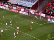 Tiền đạo và thủ môn “làm trò”