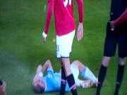 Fellaini "trắng án" vụ đánh cùi chỏ và nhổ nước bọt vào mặt Zabaleta