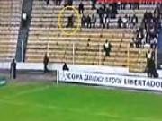 Sởn gai ốc với clip bóng ma bí ẩn chạy xuyên cả rừng fan bóng đá