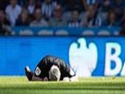 Trọng tài phải sớm rời sân trận Newcastle-Swansea do đạn lạc