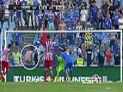 CĐV tụt quần làm lung lạc Diego Costa