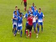 Trọng tài bị bóp cổ, đấm vào đầu