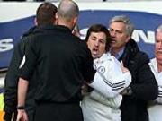 Mourinho nghĩa hiệp, ngăn "đàn em" đánh trọng tài