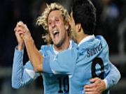 Luis Suarez từng bị Diego Forlan "dụ" tới Man United