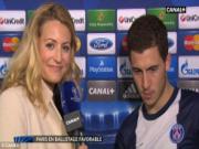 Hazard mặc áo của đối thủ khi trả lời phỏng vấn