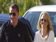 HLV Liverpool trơ mặt vui vẻ với tình mới