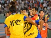 Fan Việt ném chai nước khiến cầu thủ Thái Lan đổ gục