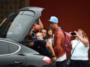 "Thương binh" Ronaldo nổi bật trong ngày lên tuyển