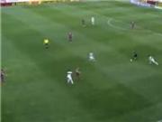 Thủ môn Pinto rê bóng như Messi trong trận đấu với Elche