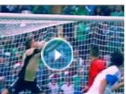 Pha đấm bóng hụt hài hước của thủ thành Israel