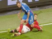 Pha giẫm chân ghê rợn của cầu thủ Hull City với Januzaj
