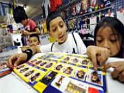 Sưu tập sticker, thú vui tốn kém mùa World Cup