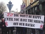 Fan Arsenal biểu tình đòi giảm giá vé