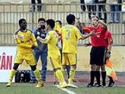 V-League lại nóng vì trọng tài