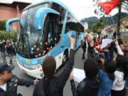Giáo viên tấn công xe bus tuyển Brazil