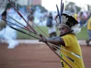 Người biểu tình chống World Cup bắn tên vào cảnh sát