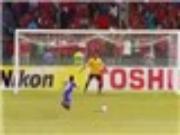 Giả vờ ngã, đánh lừa thủ môn rồi ghi bàn