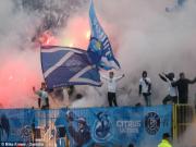 CĐV Zenit tràn xuống sân tấn công cầu thủ đối phương