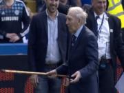 Huyền thoại 90 tuổi nhảy trên sân