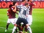 Chiellini đánh cùi chỏ vào mặt Pjanic: "Tôi cản phá theo kiểu... bóng rổ"