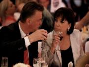 Van Gaal độc đoán trên sân bóng nhưng sợ vợ
