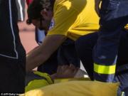 Trúng đạn ngay trên sân, cầu thủ phải nhập viện