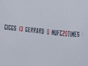 CĐV Man Utd lại thuê máy bay, tra tấn tinh thần Liverpool