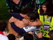 Bí mật về người đàn ông Ronaldo ôm sau khi ghi bàn