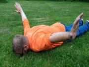 Học lỏm bay người ghi bàn siêu dị giống Van Persie