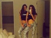 Mặc kệ người yêu, bồ Ronaldo vén áo... khoe bụng